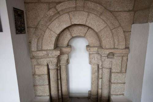 Ventana de la nave sur de la primitiva iglesia medieval del monasterio de Montederramo
